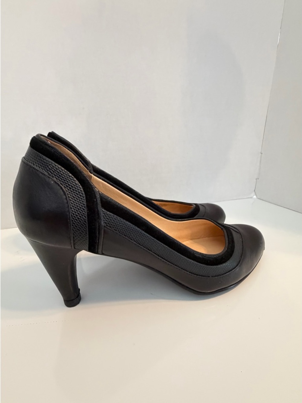 Cole Haan Black Leather Pointed Toe Pumps with Subtle Stitch Detail - Picture 2 of 6